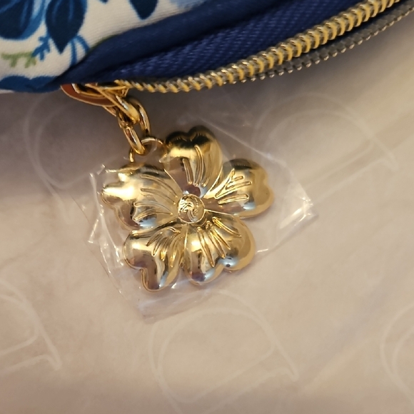 NWT Estee Lauder Blue Floral Cosmetic Bag with Skincare Set - Picture 16 of 16